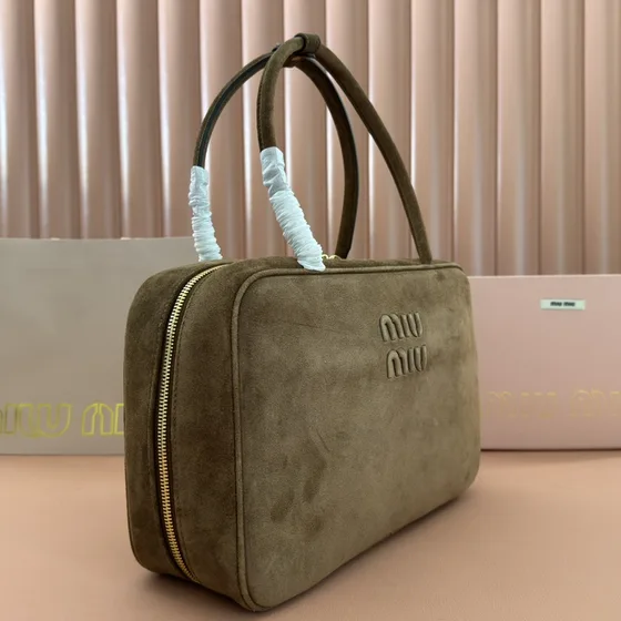 Miu Miu Kulit suede Beau Top Handle Bag Olive Hijau Top Handle