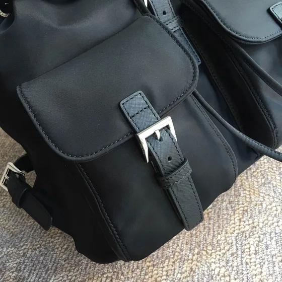 Prada Nylon Rygsæk With Double Front Pockets Sort Rygsæk