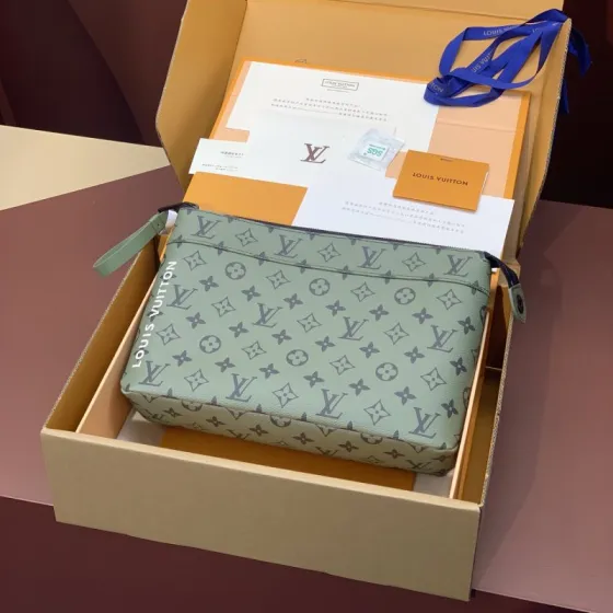 Louis Vuitton M82800 Monogram Eclipse 32 x 21 x 8 cm travel