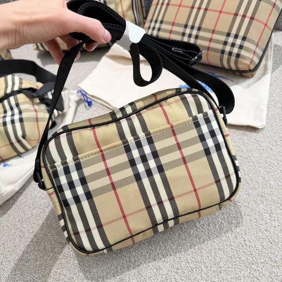 Burberry Vintage Check Crossbody Bag Archive สีครีม Crossbody