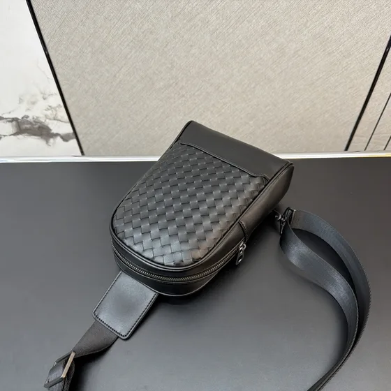 Bottega Veneta Intrecciato Sling Bag Negro Crossbody