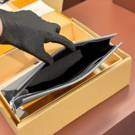 Louis Vuitton Pochette Voyage Sølv Taiga everyday