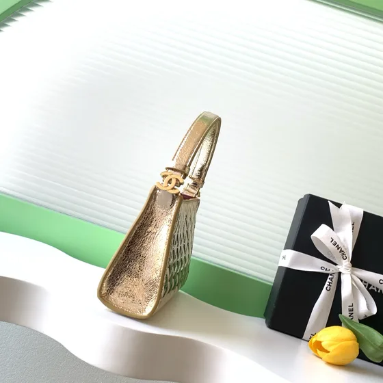 Chanel Quilted Asa superior Estuche Dorado Asa superior