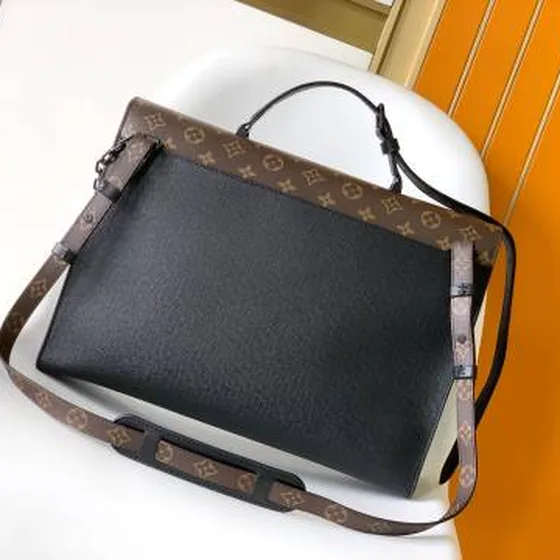 Louis Vuitton Steamer أسود Taiga with Monogram 40 x 34 x 10 cm business
