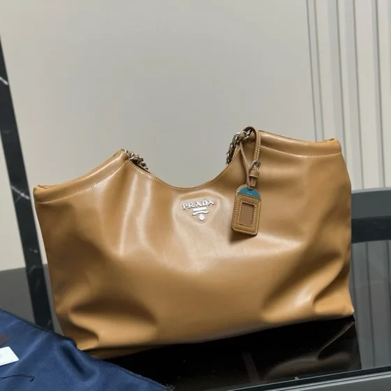 Prada Re-Edition 1995 Chaîne Large Piel Bolso tote Negro Bolso tote