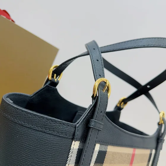 Burberry Small Canter Check Tote สีครีม/สีดำ Tote Bag