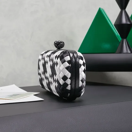 Bottega Veneta Intreccio Knot Clutch Preto And Branco Clutch