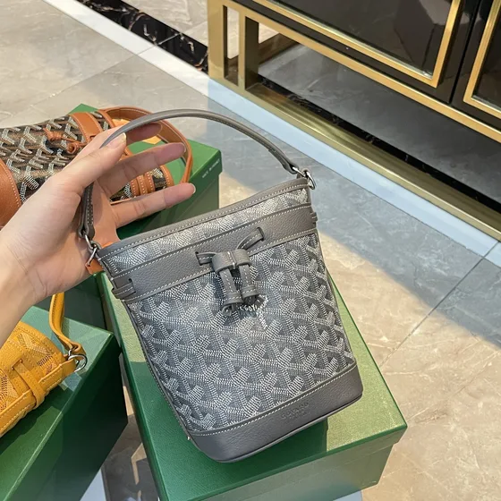 Goyard Petit Flot Braun Schultertasche