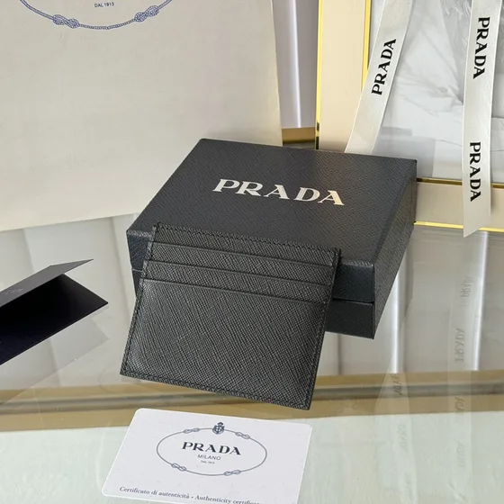 Prada Saffiano Kulit Card Holder Hitam Card Holder