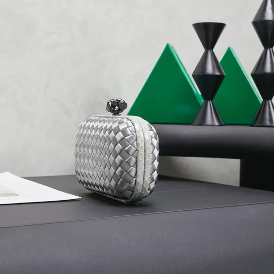 Bottega Veneta Intreccio Satin Knot Riñonera Plateado Riñonera