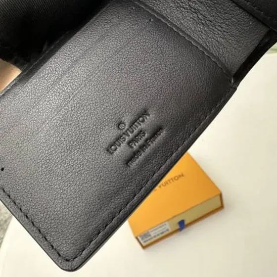 Louis Vuitton Multiple Noir Aerogram cuir 11 5 x 9 0 x 1 5 cm everyday