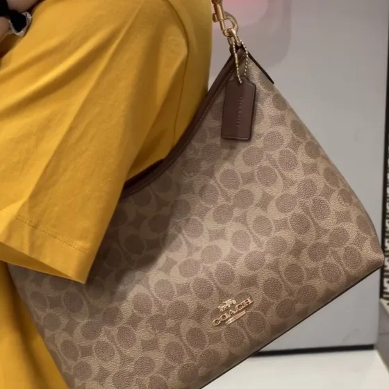 Coach Laurel Schoudertas Khaki Bruin Signature Schoudertas