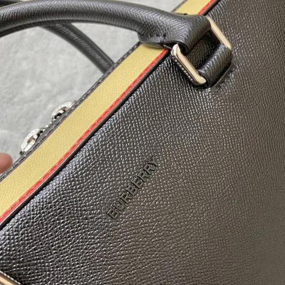 Burberry Pasta Preto business