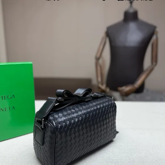 Bottega Veneta Traveller Intrecciato Camera Bag Black Crossbody