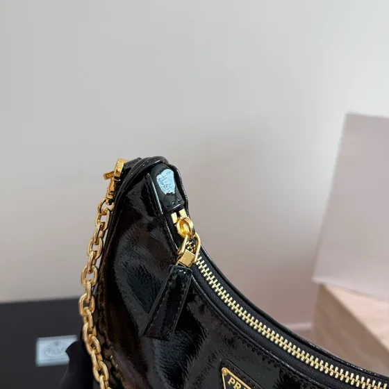 Prada Re-Edition 2005 Cuir verni Hobo Bag Noir Hobo
