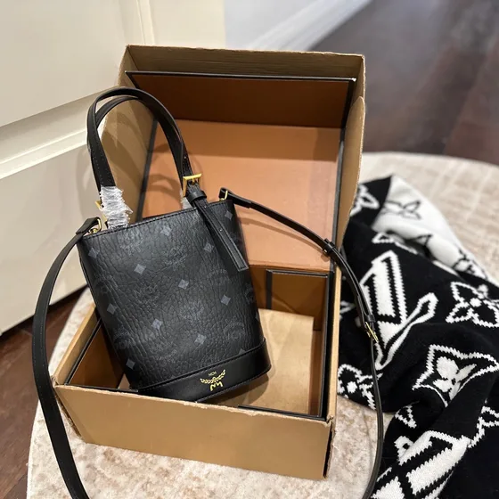 MCM Mini Aren Visetos Bolso cubo Negro Crossbody