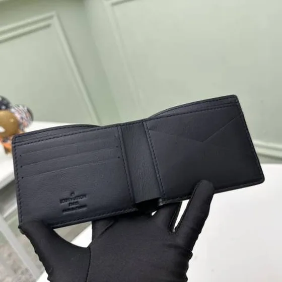 Louis Vuitton Multiple Black Aerogram leather 11 5 x 9 0 x 1 5 cm everyday