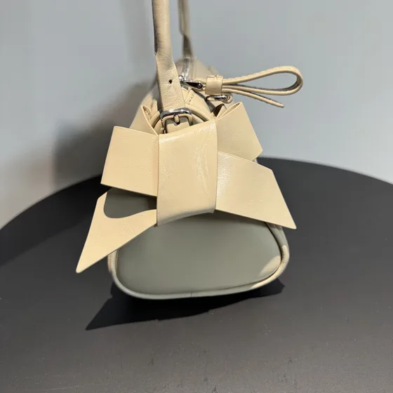 Miu Miu หนังเงา Bow Shoulder Bag สีครีม Shoulder Bag