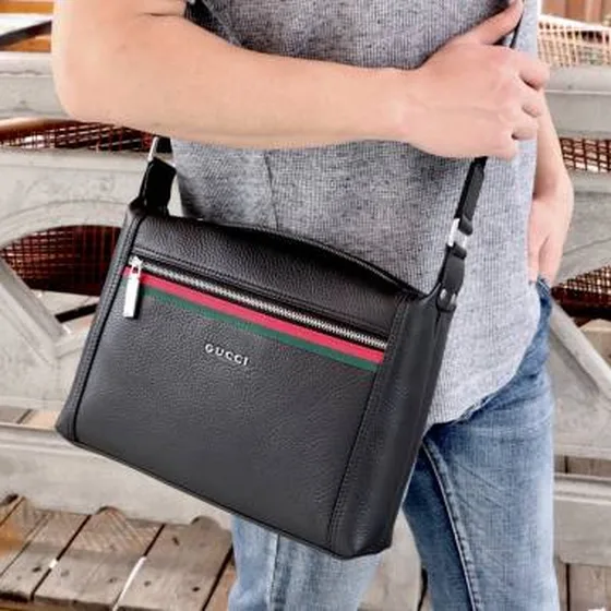 Gucci messenger Black leather with green and red web stripe 31x21x7cm