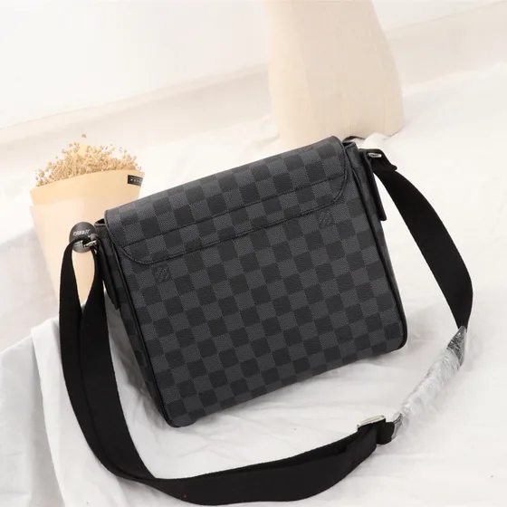 Louis Vuitton District Hitam Gray Crossbody