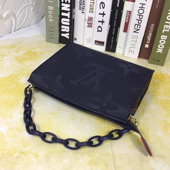Louis Vuitton Toiletry Pouch أسود Crossbody
