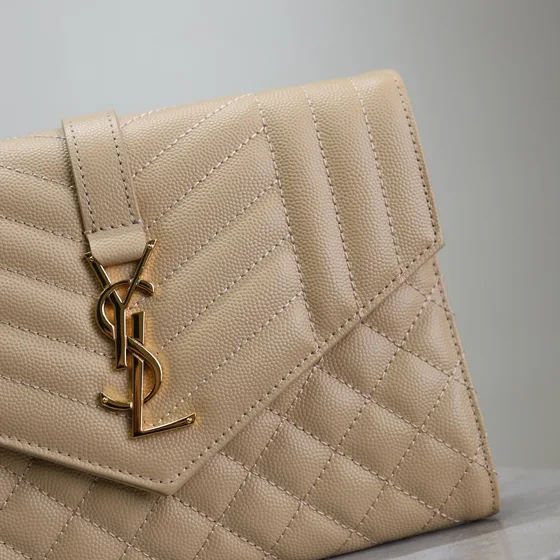 YSL Cassandre Matelassé Envelope Borsa a tracolla Beige Crossbody