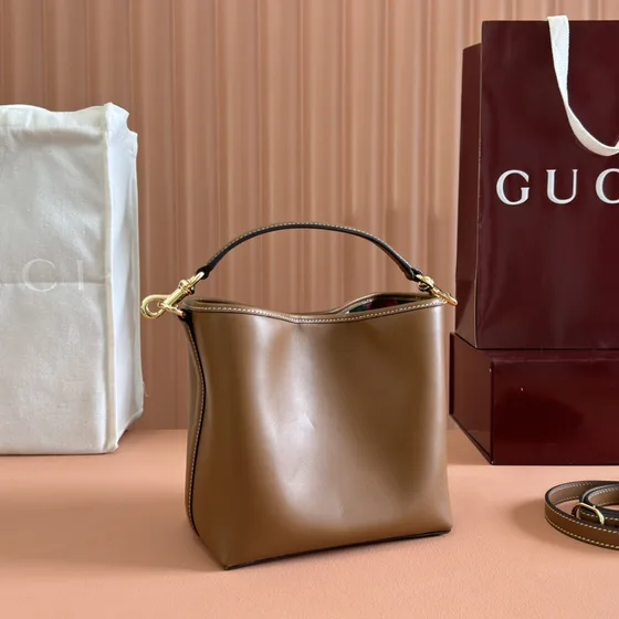 Gucci Gg Emblem Small Beuteltasche Braun Crossbody