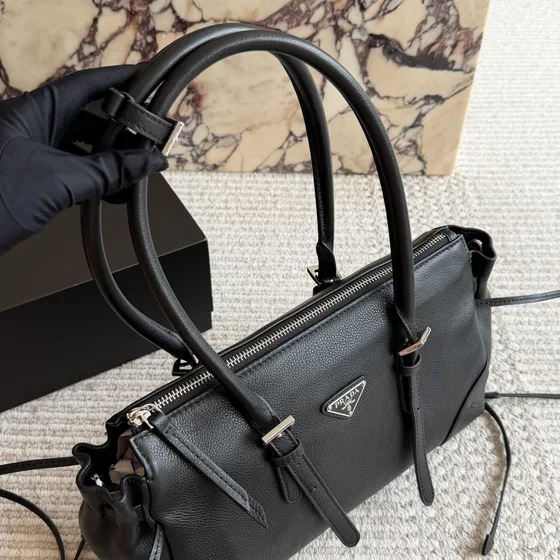 Prada Conceptuelle Couro Bolsa de mão Preto Alça superior
