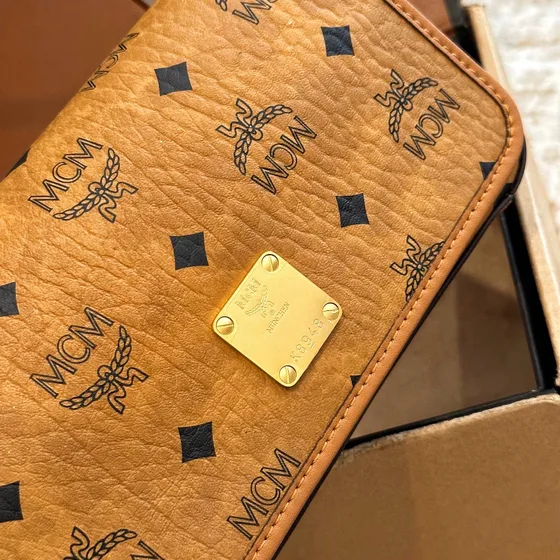 MCM Aren Visetos Crossbody Brieftasche Cognac Woc