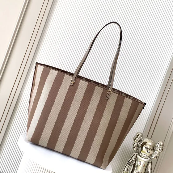 Fendi Roll Large Tote Be Nâu Tote Bag