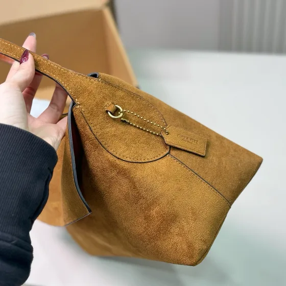 Coach Chelsea สีน้ำตาล Shoulder Bag
