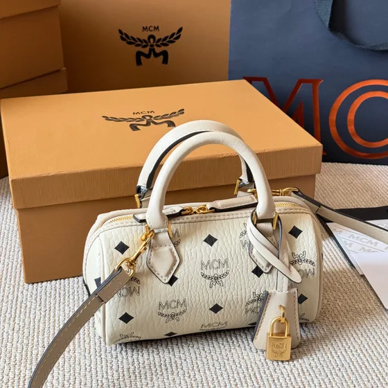 MCM Essential Boston Bag Weiß Henkel