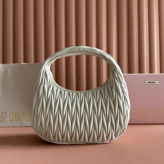Miu Miu Miu Wander Matelassé Nappa Leder Hobo Bag Weiß Hobo