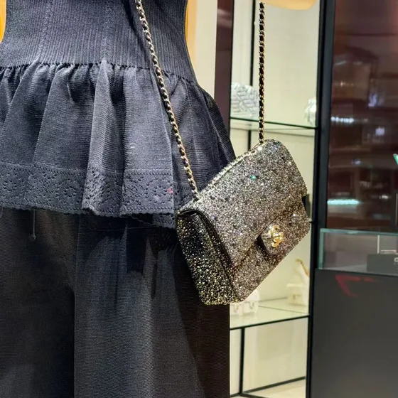 Chanel Classic Flap فضي Crossbody