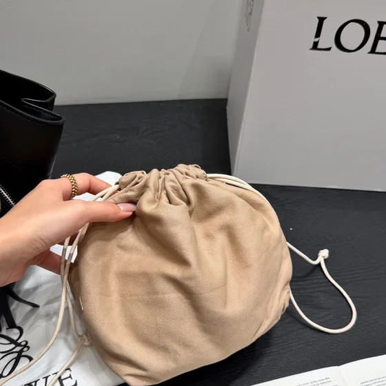 Loewe Hammock Flip أسود Shoulder Bag
