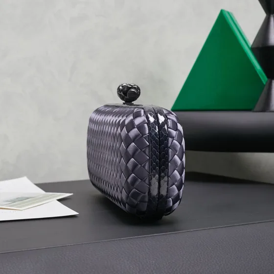 Bottega Veneta Knot Clutch Dark بنفسجي Clutch
