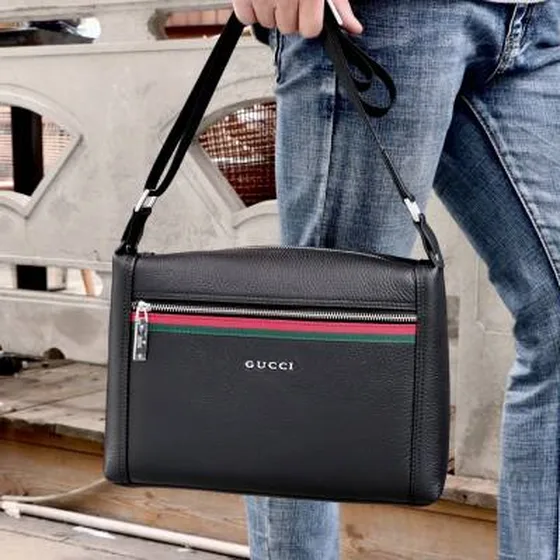 Gucci messenger Preto couro with Verde and Vermelho web stripe 31x21x7cm