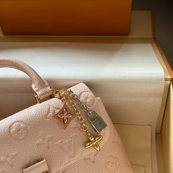 MCM Madeleine Bb Pearlescent Light Rosa 24.0 x 17.0 x 8.5 cm Alça superior