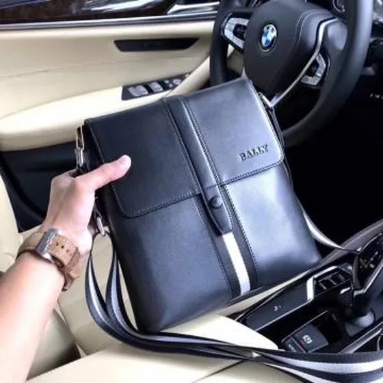 Bally messenger Hitam 25x26x6cm