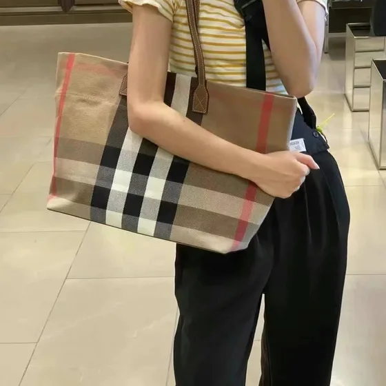 Burberry Check Duk Tote Camel Check Kass