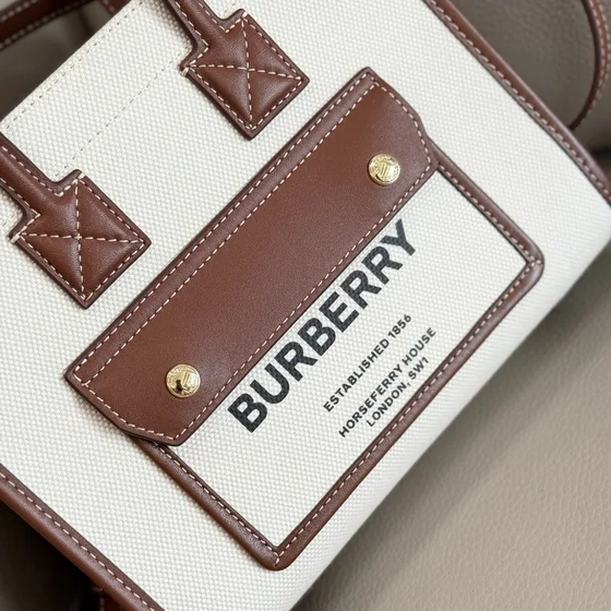 Burberry Freya Mini Tote สีขาว/สีน้ำตาล Tote Bag