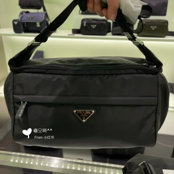 Prada Re-Nilon And Saffiano Kulit Shoulder Bag Hitam Shoulder Bag