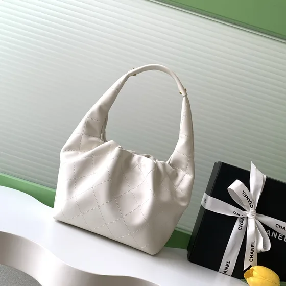 Chanel Quilted Chain Hobo Putih Hobo