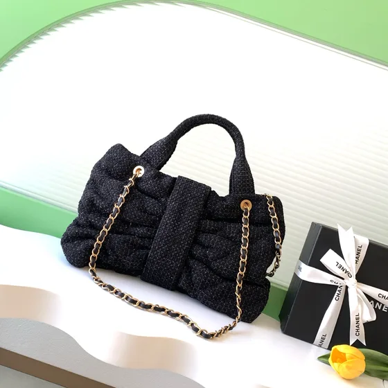 Chanel Tweed Pleated Chain Tote Sort Shopperveske