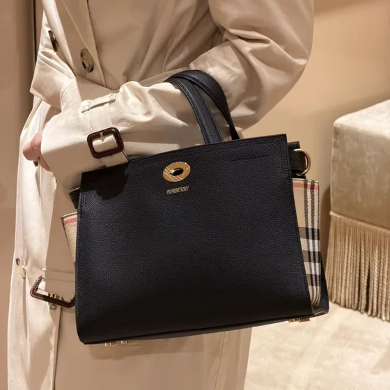 Burberry Title Tote Bag Hitam Top Handle
