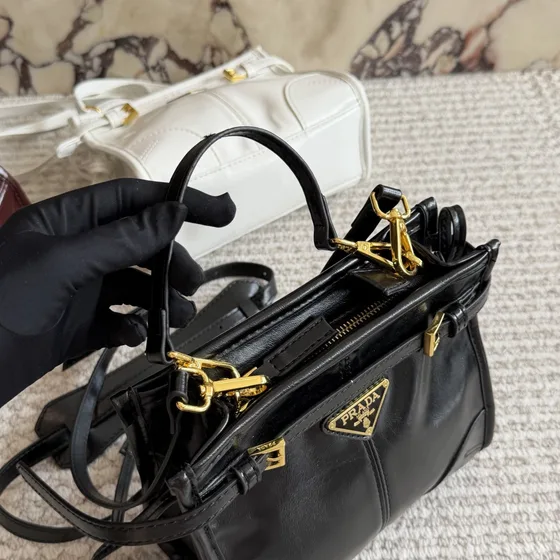 Prada Small Piel Top-Handle Bag With Belt Negro Asa superior