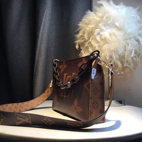 Louis Vuitton Toiletry Pouch สีน้ำตาล Crossbody