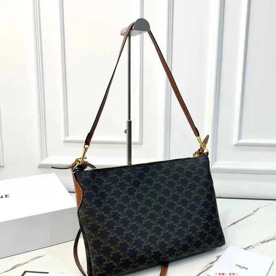 Celine Triomphe Hobo بني Hobo