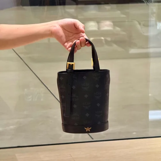 MCM Mini Travia Bøtteveske Sort Skulderveske