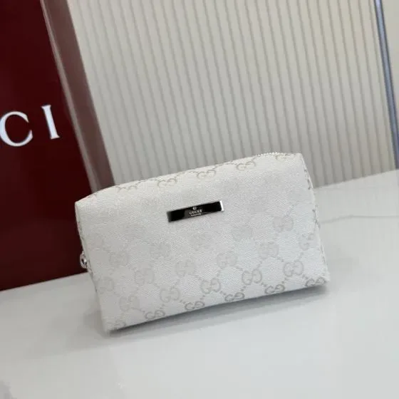 Gucci Gg Supreme Cosmetic Case White Pouch